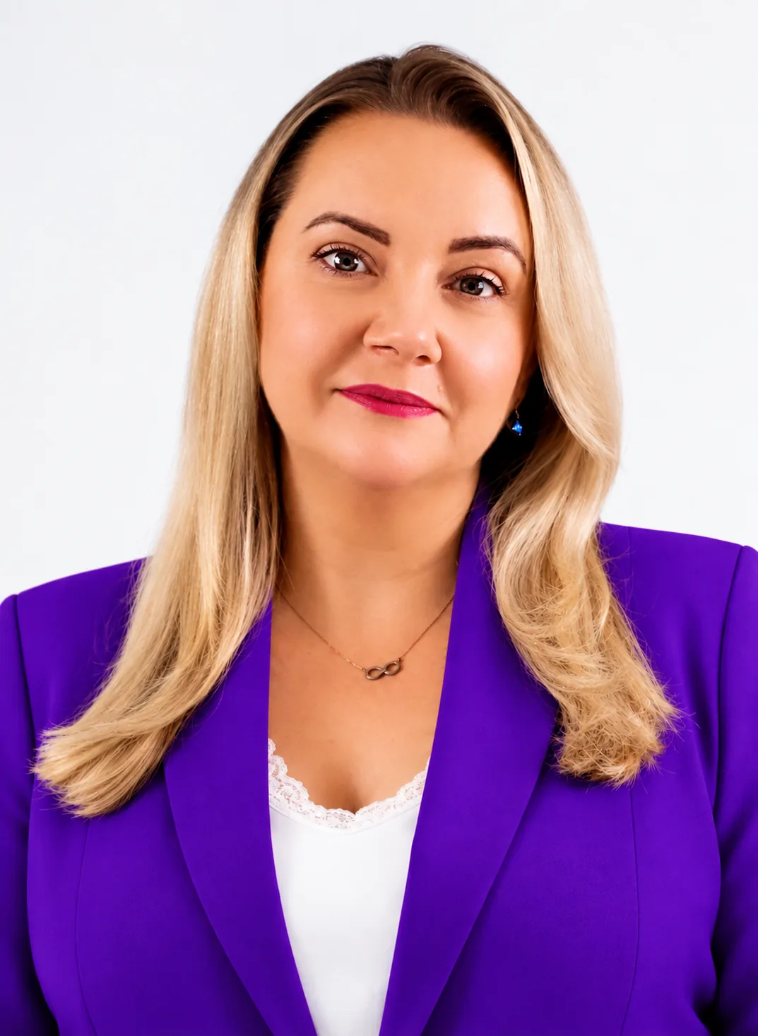 Portret kobiety w fioletowej marynarce